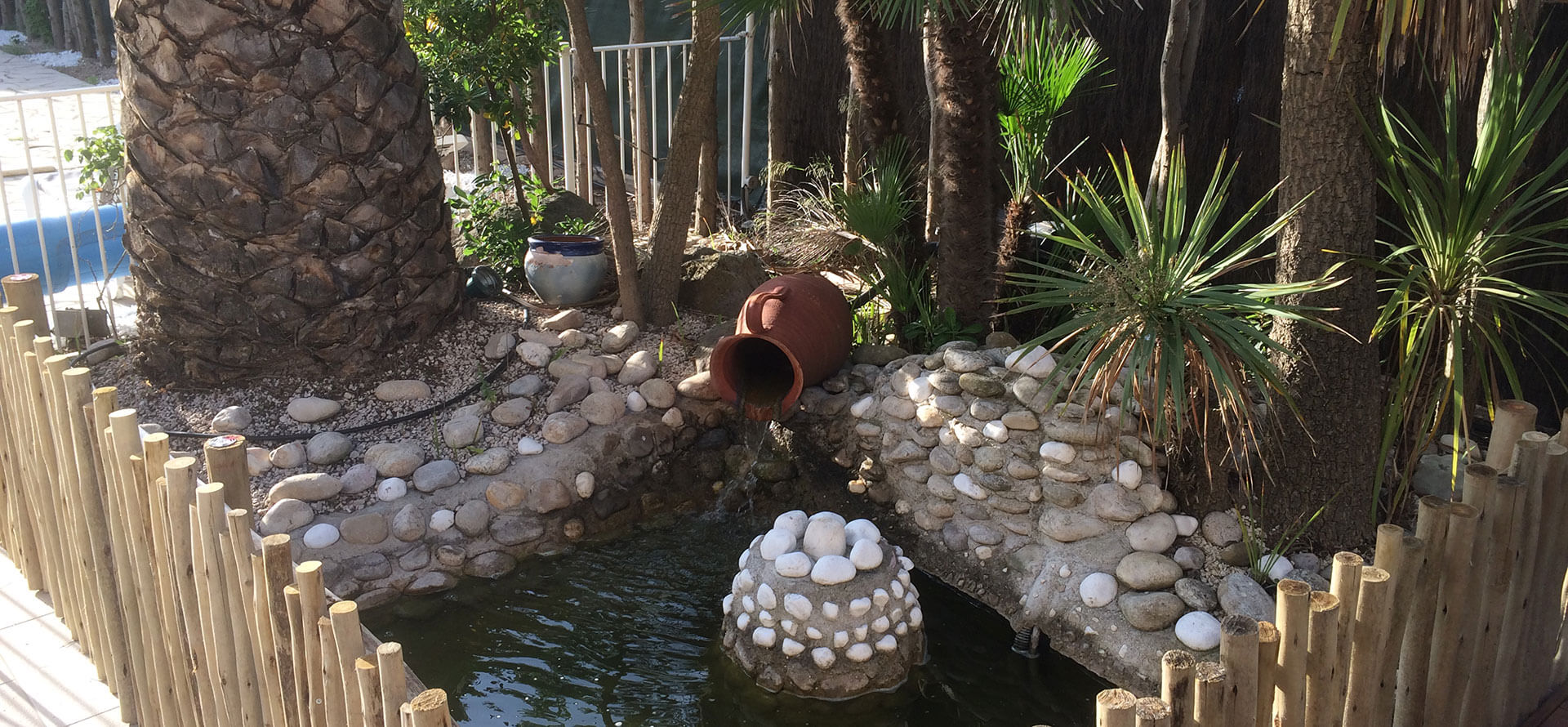 Jardin extérieur de l'hôtel Azur